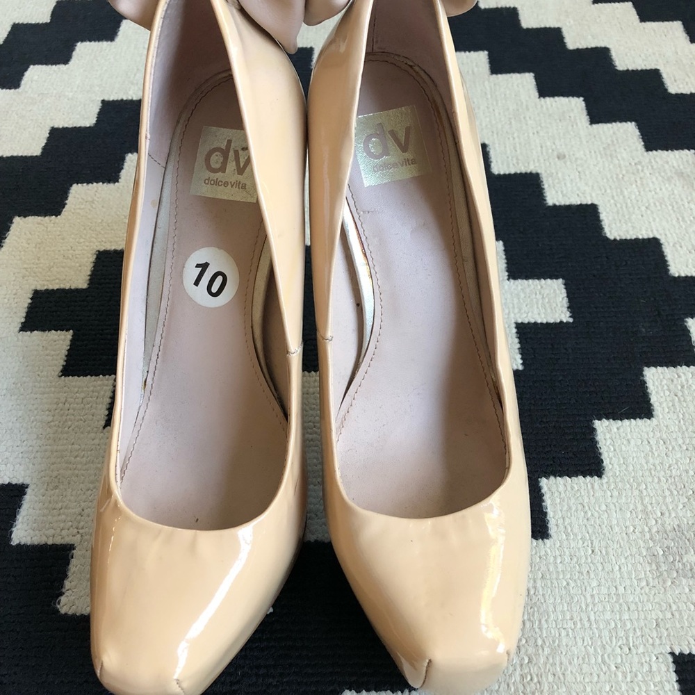 Size 10 Dolce Vita nude shoes with bows.